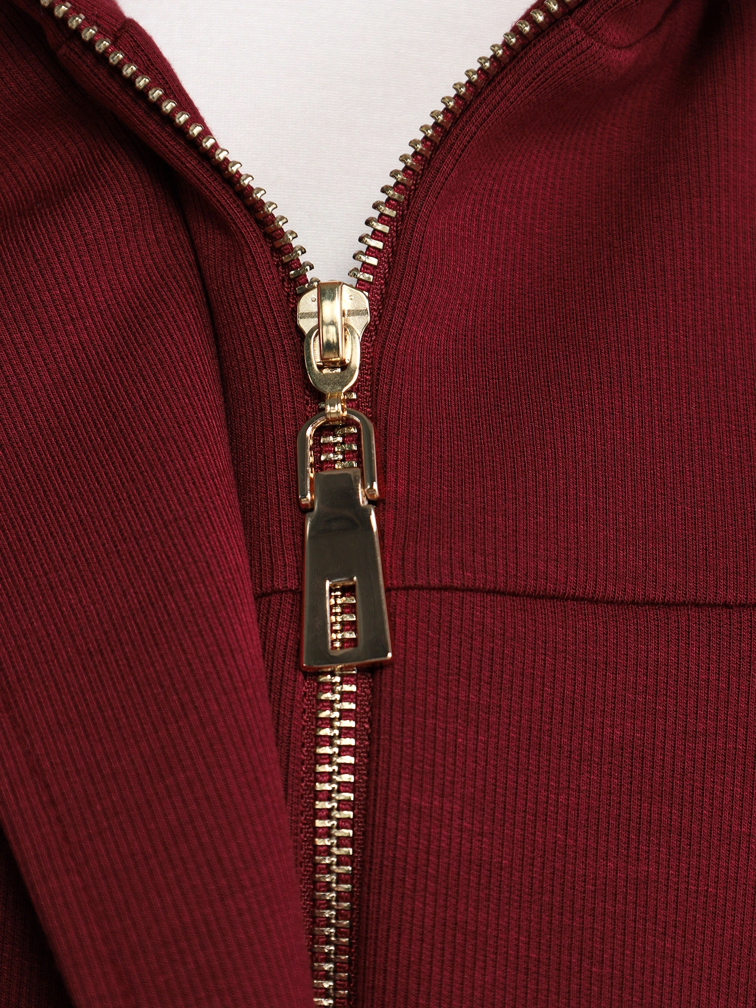 Куртка трикотажная бордового цвета с кулиской по низу